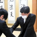 指し初め式に臨む谷川浩司十七世名人＝関西将棋会館（日本将棋連盟提供）
