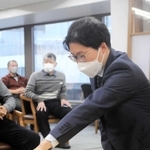 打ち初め式でファンと対局する井山裕太三冠＝日本棋院梅田囲碁サロン