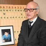船越隆文さんとの思い出を、遺影の前で語る森信雄七段＝宝塚市内