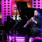 ＮＨＫ総合「ジャズライブＫＯＢＥ」の収録に臨む小曽根啓（右）と兄の小曽根真＝ＮＨＫ神戸放送局