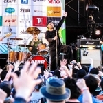 ２００５年のイベントスタート時から毎回トリを飾っているガガガＳＰのステージ＝２０２２年５月、神戸メリケンパーク（一般社団法人ＣＯＭＩＮＧ　ＫＯＢＥ実行委員会提供）