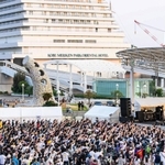 トリを飾るガガガＳＰのステージに詰めかけた観衆＝２０２２年５月、神戸メリケンパーク（一般社団法人ＣＯＭＩＮＧ　ＫＯＢＥ実行委員会提供）