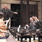 「日本文学盛衰史」の一場面（（ｃ）Ｔ．Ａｏｋｉ）