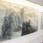 陳允陸さんが描いた山水画「雲山清響」。展覧会では日中の画家による作品が鑑賞できる＝植野記念美術館