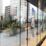 大阪中之島美術館。ガラス壁を守るパーツもガラス製で、さりげなく機能を発揮している＝大阪市北区
