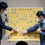 王将戦第２局の戦況を大盤解説会で語る稲葉陽八段（左）と藤井奈々女流初段＝２２日午後、大阪府高槻市