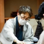 感想戦で対局を振り返る羽生善治九段（代表撮影）＝２２日午後、大阪府高槻市