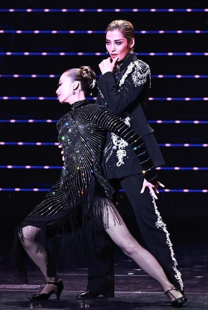 タンゴの調べにのせ、情熱的な踊りを披露した月城かなと（右）と海乃美月＝宝塚大劇場