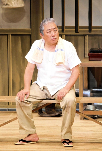 「丘の一本杉」で鍛冶屋の良助を演じる渋谷天外（２０１３年、舞台製作：松竹株式会社）