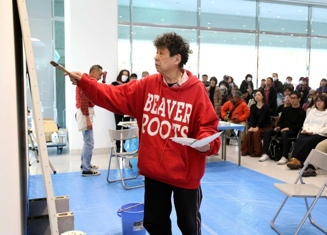 観客の前で公開制作をした横尾忠則さん＝２０１９年１月29日、神戸市灘区、横尾忠則現代美術館