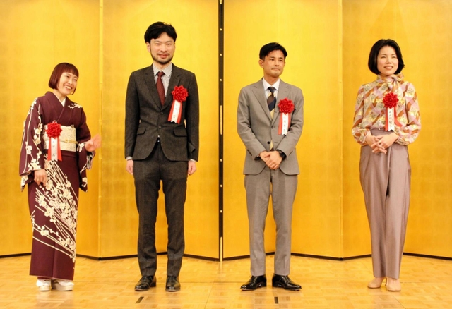 芥川賞・直木賞を受賞した４人。井戸川射子さん（右）は兵庫県在住＝東京都内