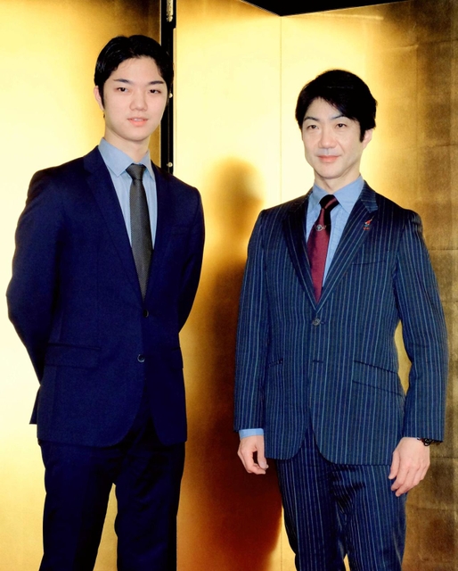 祝祭大狂言会に出演する野村萬斎（右）と裕基＝大阪市北区