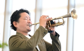 トランペットを演奏する広瀬未来さん＝神戸市中央区東川崎町１