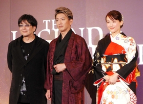 時代劇への熱い思いを語った（左から）大友啓史監督、木村拓哉さん、綾瀬はるかさん＝京都市内