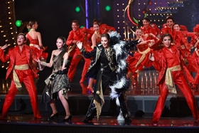 海底を舞台に激しく踊る（左から）風間柚乃、海乃美月、月城かなと、鳳月杏＝宝塚大劇場