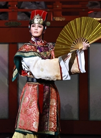 「魂鎮（たましず）めの祭」に潜入し、舞いを披露する菅原道真（月城かなと）＝宝塚大劇場