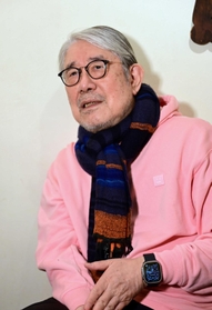 「日本語のロックをつくるという命題があった」と、はっぴいえんどについて語る松本隆＝神戸市中央区