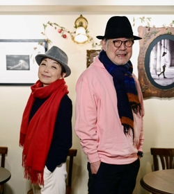「芦屋とクミコ。カルチャーの衝突がおもしろい」と笑う松本隆（右）とクミコ＝神戸市中央区
