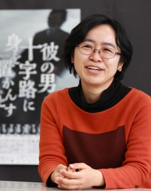 「脚本に行き詰まった時に神戸を訪れ、鈴木商店を取り巻く当時の雰囲気を感じることができた」と語る村田裕子＝神戸新聞社