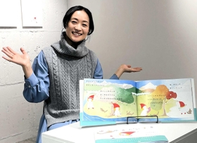 絵本「ゆきゆきだいすき」とイラストを手がけた上村愛子さん＝東京都内（提供）