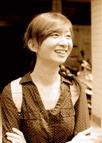「最初は自分一人でカメラを持ってフーさんにインタビューすることから始めた」というワン監督（本人提供）