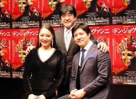 ドン・ジョヴァンニ公演の会見で笑顔を見せる（左から）高野百合絵、佐渡裕芸術監督、大西宇宙＝西宮市高松町、県立芸術文化センター