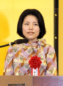 芥川賞の贈呈式で喜びを語る井戸川射子さん＝東京都内