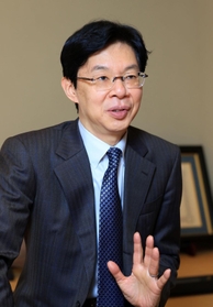 「勝っても負けても、その中から課題を見つけられるのが藤井さんの強さ」と話す谷川浩司十七世名人＝神戸市内
