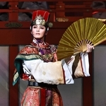 「魂鎮（たましず）めの祭」に潜入し、舞いを披露する菅原道真（月城かなと）＝宝塚大劇場