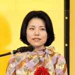 芥川賞の贈呈式で喜びを語る井戸川射子さん＝東京都内