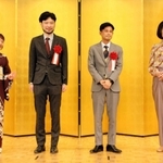 芥川賞・直木賞を受賞した４人。井戸川射子さん（右）は兵庫県在住＝東京都内