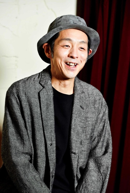 舞台について「がまんできない人たちが、それを持て余してるような空気感になるのでは」と話す宮藤官九郎（三浦憲治さん撮影）