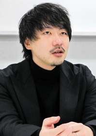 「金子さんが逮捕されなかったら、日本のプログラミング技術は今よりもっと進んでいたかも。そう思わずにはいられない」と話す松本優作監督＝大阪市内