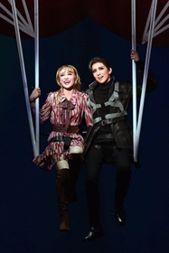 古城からパラシュートで脱出したジェームズ・ボンド（真風涼帆、右）とデルフィーヌ（潤花）＝宝塚大劇場