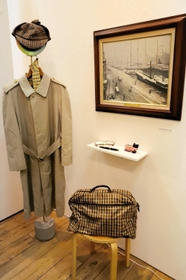 中井久夫さんが愛用した品々や自筆のスケッチ、自宅で飾っていた絵画などが並ぶ＝ギャラリー島田