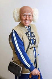 「笑いに来たらどうや～」とポーズを決める辻本茂雄さん＝大阪市中央区（撮影・小林良多）