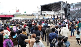 昨年開催された、第１回のＫＡＫＯＧＡＷＡ　ＭＵＳＩＣ　ＦＥＳの会場＝加古川河川敷（実行委員会提供）