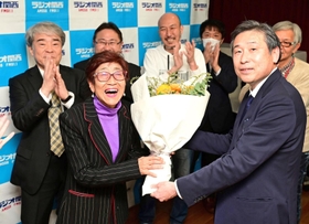 ４３年続けた番組「ビバ！タカラジェンヌ」の引退収録を終え、ラジオ関西・小野秀明社長から花束を受け取った小山乃里子さん＝神戸市中央区東川崎町１（撮影・中西幸大）
