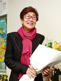 ４０年余り続けた番組「ビバ！タカラジェンヌ」の引退収録を終えた小山乃里子さん＝神戸市中央区、ラジオ関西（撮影・中西幸大）