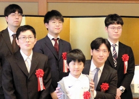 最優秀棋士賞を受けた余正麒八段（右端）や、新入段者として登壇した藤田怜央初段（右から３人目）ら＝１７日、大阪市中央区
