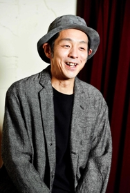 舞台について「がまんできない人たちが、それを持て余してるような空気感になるのでは」と話す宮藤官九郎（三浦憲治さん撮影）