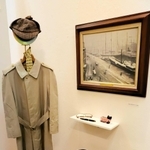中井久夫さんが愛用した品々や自筆のスケッチ、自宅で飾っていた絵画などが並ぶ＝ギャラリー島田