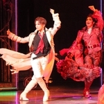 コートを翻し踊るジュリアン・ソレル（礼真琴）＝大阪市、梅田芸術劇場シアター・ドラマシティ