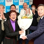 ４３年続けた番組「ビバ！タカラジェンヌ」の引退収録を終え、ラジオ関西・小野秀明社長から花束を受け取った小山乃里子さん＝神戸市中央区東川崎町１（撮影・中西幸大）