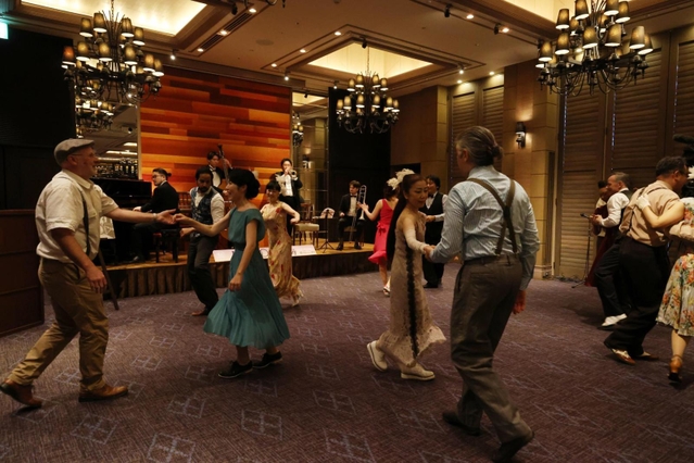 再現された１００年前の４人編成のジャズバンド演奏に合わせ、ダンスを披露する人たち＝２日午前、神戸市中央区京町、オリエンタルホテル（撮影・長嶺麻子）