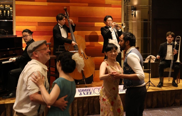 再現された１００年前の４人編成のジャズバンド演奏に合わせ、ダンスを披露する人たち＝２日午前、神戸市中央区京町、オリエンタルホテル（撮影・長嶺麻子）