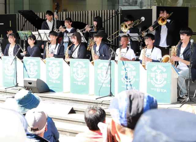 野外コンサート「ＫＯＢＥ　ＪＡＺＺ　ＤＡＹ」で演奏した「神戸ユースジャズオーケストラ」＝２日午後、神戸市中央区浪花町、三井住友銀行神戸営業部前