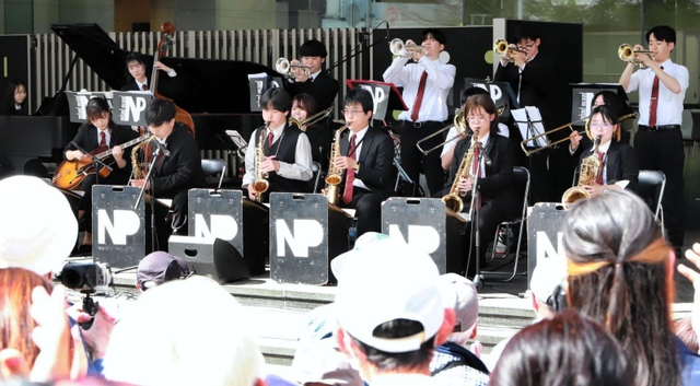 野外コンサート「ＫＯＢＥ　ＪＡＺＺ　ＤＡＹ」で演奏した「甲南大学　Ｎｅｗｐｏｒｔ　Ｓｗｉｎｇ　Ｏｒｃｈｅｓｔｒａ」＝２日午後、神戸市中央区浪花町、三井住友銀行神戸営業部前