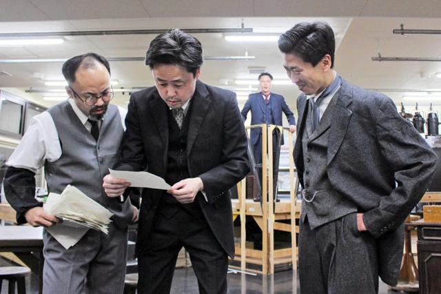 公演を前に、通し稽古をする役者たち＝東京都北区
