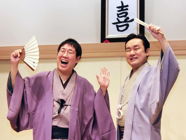 「フレッシャーズ応援ウイーク」に出演する笑福亭生寿（右）と桂小鯛＝神戸市兵庫区新開地２